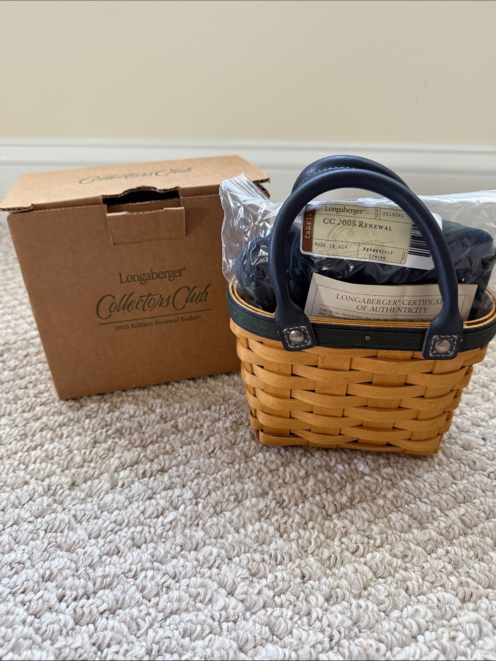 Longaberger 2005 Edition Renewal Basket (Mini Purse) Collectors Club - Picture 16 of 16